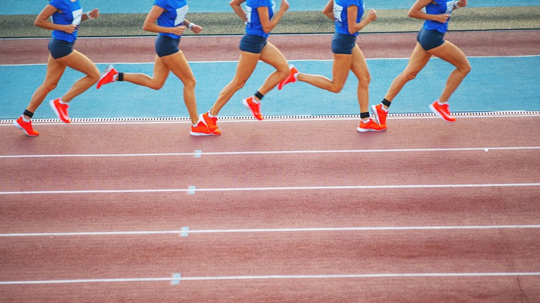 差1个篮板创纪录，下场不打了！詹姆斯30+准三双，湖人半场81分！